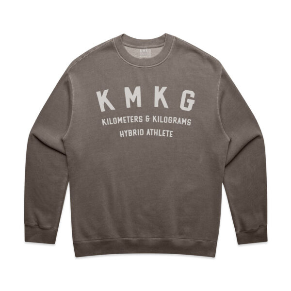 Grijze KMKG sweater voorkant met opdruk 'kilometers & kilograms hybrid athlete', voor hybride atleten, ademend en comfortabel