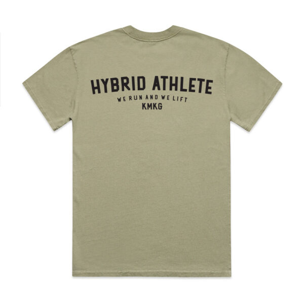 Groen KMKG T-shirt met opdruk 'KMKG Hyrid Athlete, we run and we lift', achterkant, voor sport en training, ademend en vormvast